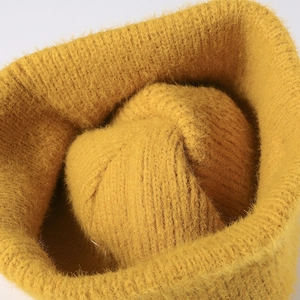 Bonnet d'hiver en maille jaune gingembre avec oreilles de chat et texture poilue