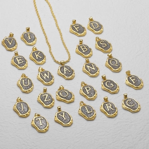 Individuelles Set aus 26 Buchstaben Halsketten mit Goldbeschichtung und Zirkon