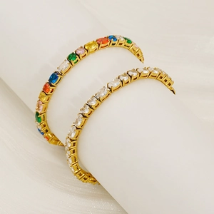 Gros plan de bracelets tennis de luxe avec zircons multicolores et clairs de taille ovale