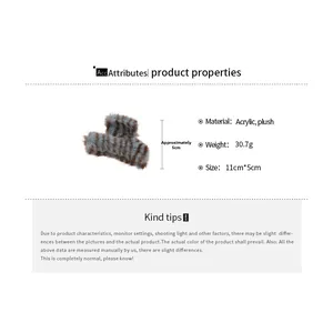 Vue détaillée de la pince à cheveux en peluche rayée avec dimensions de 11cm par 5cm
