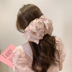 Barrette à cheveux avec nœud en mousseline fleurie rose et design à plusieurs niveaux
