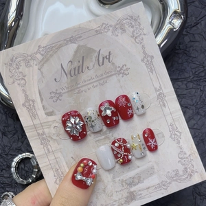 Faux ongles de Noël rouges et blancs avec flocons de neige et strass scintillants