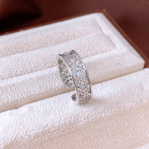Détail d'une bague fleur argentée sertie de zircons brillants dans un coffret