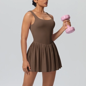 Détail de la robe de tennis plissée marron foncé avec dos nageur et tissu élastique
