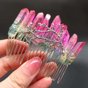 Handgefertigter Regenbogen-Kristall-Haarkamm mit silbernem Ast-Design auf dunklem Grund