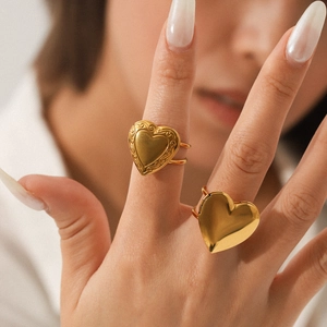 Anello con medaglione a cuore in acciaio inossidabile placcato oro 18K con fiori vintage