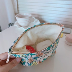 Dettaglio della borsa per cosmetici in cotone a fiori che mostra lo spazio interno