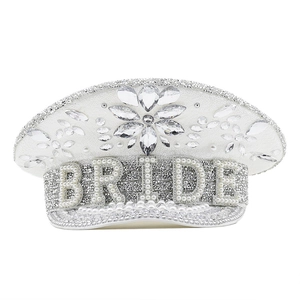 Détail de la casquette de mariée blanche à paillettes avec perles et lettrage BRIDE