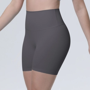 Détail de la taille haute gainante sur le short de yoga gris foncé sans couture