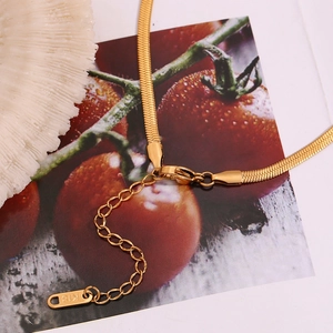Detailed view of the 18K gold plated snake chain with lobster clasp and K18 tag