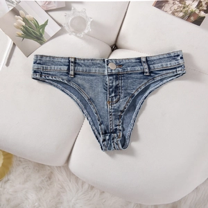 Vue à plat de mini-short en jean taille basse sur cuir blanc avec décor couronne