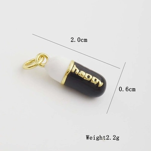 Vue macro du pendentif capsule avec gravure happy et dimensions 2,0x0,6 cm