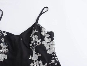 Nahaufnahme der schwarzen Paillettenstickerei mit Blumenmuster am Abendkleid