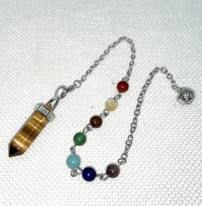 Tijgeroog kristallen pendel met zeven chakra stenen aan zilveren metalen ketting