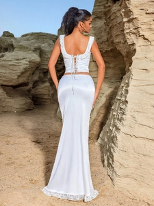Ensemble élégant avec haut sans manches en dentelle blanche et jupe sirène en satin à traîne