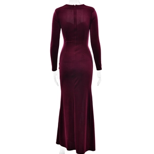 Détail du dos d'une robe maxi en velours bordeaux avec fermeture éclair invisible