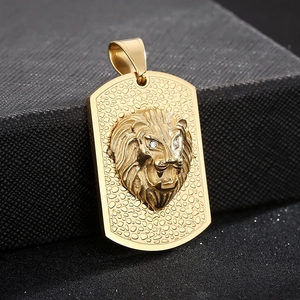 Gros plan détaillé du pendentif tête de lion doré avec yeux en cristal et surface texturée