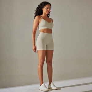 Detail von geripptem Yoga-Set mit rückenfreiem Sport-BH und High-Waist-Shorts