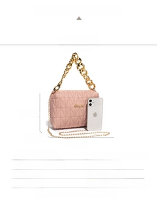 Detailed size chart of pink quilted crossbody bag with dimensions 20x8.5x15cm