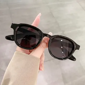 Occhiali da sole quadrati neri classici con lenti scure e un elegante design retrò