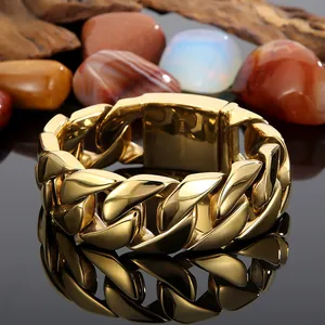 Dettaglio macro del bracciale a catena cubana in acciaio placcato oro 18k da 26 mm