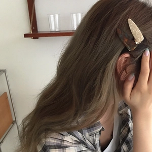 Vintage ink wash pattern hair clips in beige and tortoiseshell finish worn by model