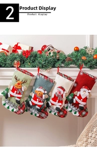 Gros plan de quatre chaussettes de Noël en lin avec motifs suspendues à une cheminée blanche