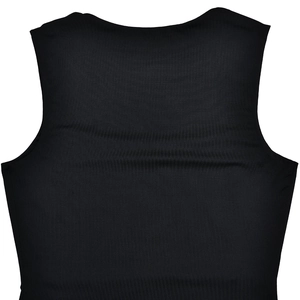 Gros plan du dos d'une robe noire sans manches à encolure carrée et sa texture détaillée