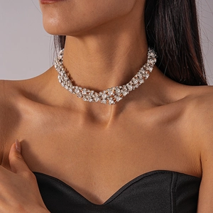 Dettaglio della collana girocollo con strass scintillanti e design a onde stratificate