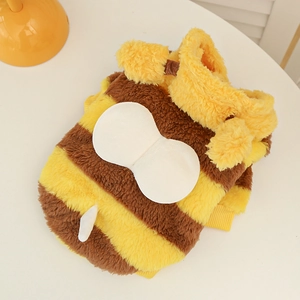Dettaglio del costume da ape in peluche per cani con strisce gialle e ali bianche