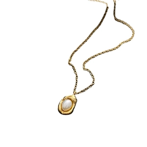 Vintage gold necklace with irregular frame pendant and central oval natural pearl detail
