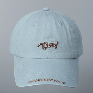 Primer plano del bordado 3D en una gorra de béisbol azul claro con visera curva