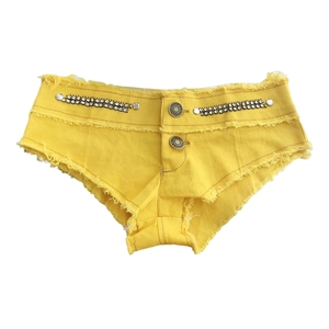 Detail der gelben Denim-Hotpants mit ausgefransten Kanten, Strasssteinen und Metallknöpfen