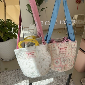 Gros plan de sacs seaux fleuris matelassés avec sangles réglables dans un café