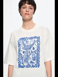 Oversize λευκό βαμβακερό T-shirt με μπλε τύπωμα Marine Dreams και θέμα τον ωκεανό
