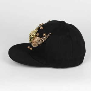 Detailansicht einer schwarzen Punk-Hip-Hop-Kappe mit goldenen Flügeln und Totenkopf