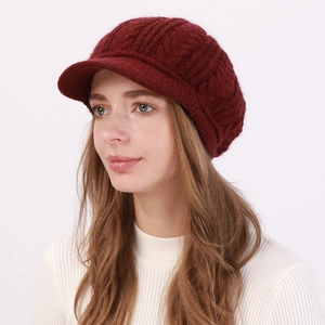 Detalle de la gorra de punto trenzado burdeos con forro polar suave y visera corta