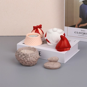 Détails de pots à bougies Père Noël, pommes de pin et texture tissée avec couvercles