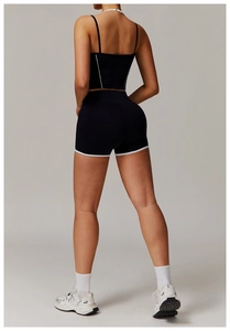 Détail du short de fitness taille haute avec bordure contrastée et tissu respirant