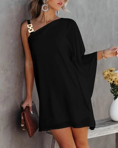 Detail eines schwarzen Off-Shoulder-Kleides mit dekorativem goldenem Kettenriemen