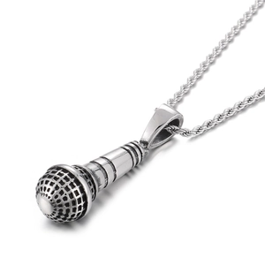 Détail d'un pendentif micro argenté avec texture grillagée sur une chaîne en acier