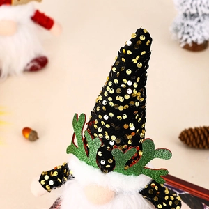 Détail d'un gnome de Noël lumineux avec paillettes dorées et bois de renne festif