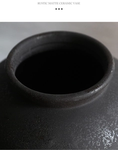 Vue macro d'un vase en céramique noire mate montrant la texture grainée et rustique