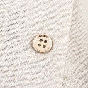 Vue macro du tissu de la robe cargo kaki avec détail d'un bouton rond élégant