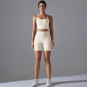 Vista frontale del set yoga beige a vita alta con reggiseno sportivo e pantaloncini seamless