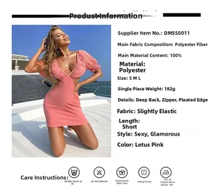 Détails du tissu et de la conception dos nu à volants pour cette robe courte rose