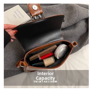 Vue détaillée de l'intérieur du sac en cuir marron avec rabat aimanté et accessoires