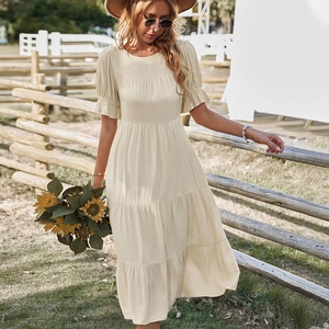 Robe longue beige à volants avec manches bouffantes et col rond pour les vacances d'été