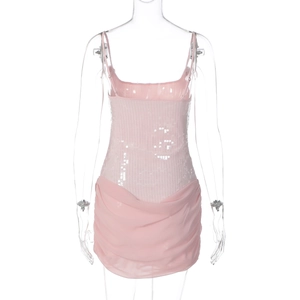 Rückansicht des rosa Pailletten-Minikleids mit Spaghettiträgern und Faltennetz-Details