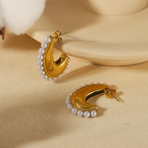 Elegant gold crescent pearl earrings with vintage minimalist style for women fashion